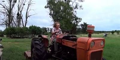 Ejemplo de vitalidad: tiene 84 aos y trabaja con un tractor en su campo de Entre Ros