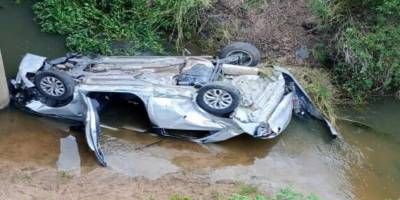 Un auto impact contra el guardarral y cay bajo un puente.