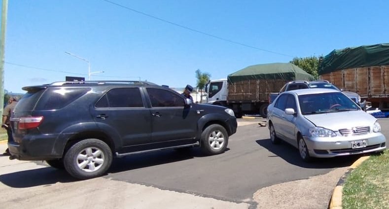 Triple choque en pleno centro de San Salvador, sin lesionados.