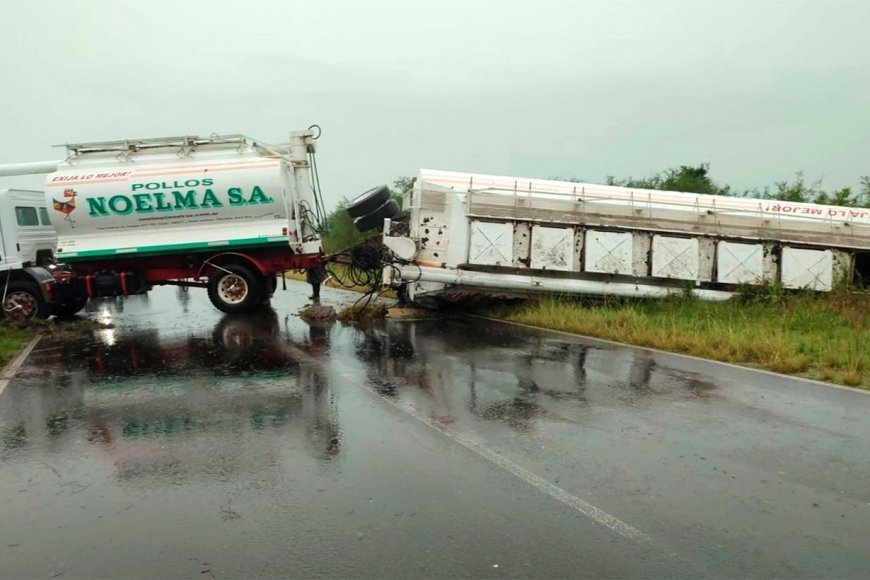 Camin volc su acoplado y qued atravesado en la ruta.