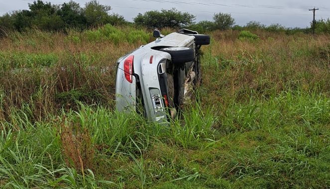 Un camposeo despist y volc el automvil 