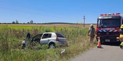 Una mujer result con lesiones graves, tras volcar el automvil en el que viajaba.