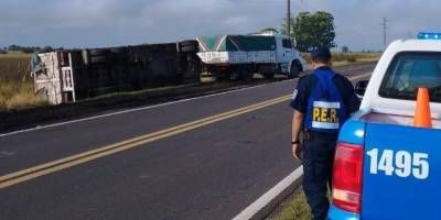 Volc un acoplado cargado con arroz en la ruta 18.