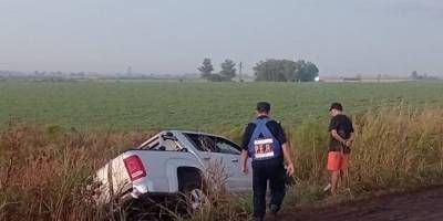 Una camioneta impacto con un montculo de tierra y despisto.