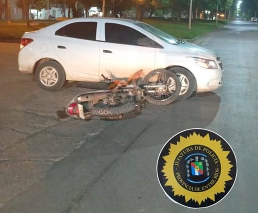 Chocaron un automovil y una moto en Av. Colon.