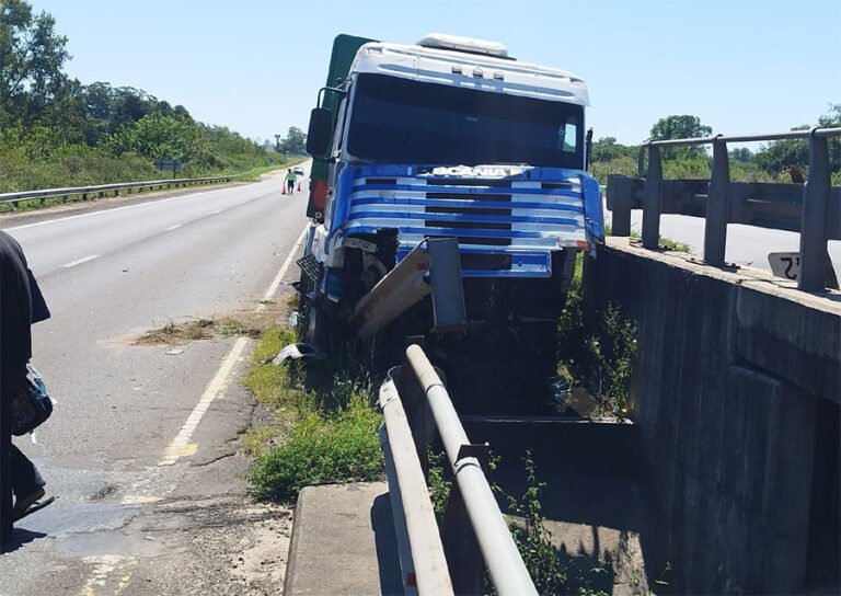 Una camin despisto y choc la baranda de un puente.