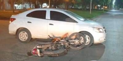 Chocaron un automovil y una moto en Av. Colon.