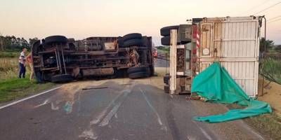 Un camin con acoplado cargado de arroz volc en ruta 18.