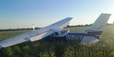 Avioneta: se hallaron bidones con posible combustible, cajas de alfajores y botellas de vino.