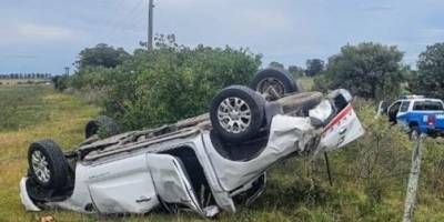 Una camioneta volc en un camino vecinal y cuatro personas fueron hospitalizadas.