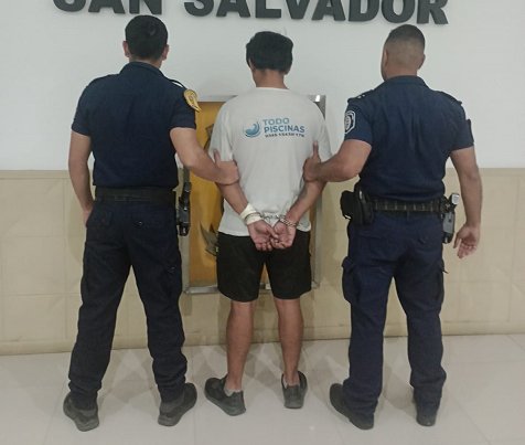 Un hombre fue detenido cuando esta agrediendo a la familia. Un hombre fue detenido cuando esta agrediendo a la familia.
