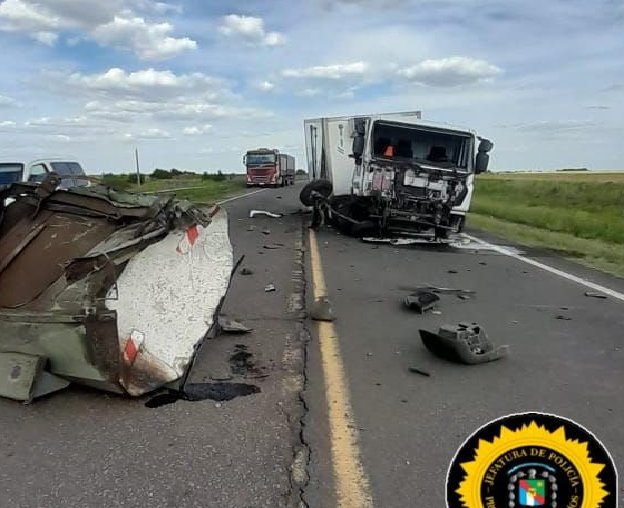 Un camión colisionó con un tractor en ruta 130. Un camión colisionó con un tractor en ruta 130.