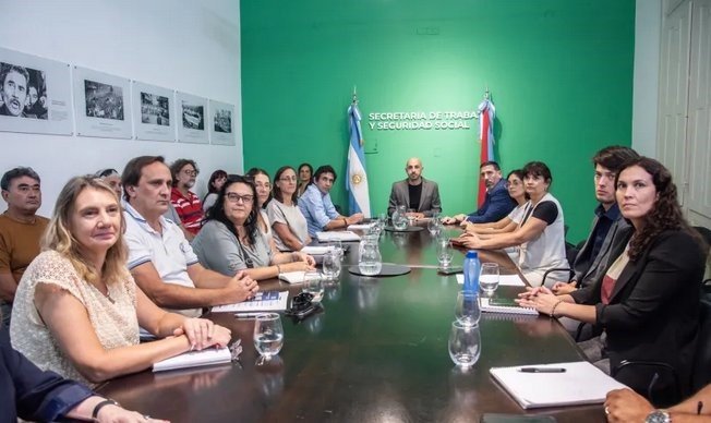 Gremios docentes no aceptan la propuesta oficial y declaran conflicto. Gremios docentes no aceptan la propuesta oficial y declaran conflicto.