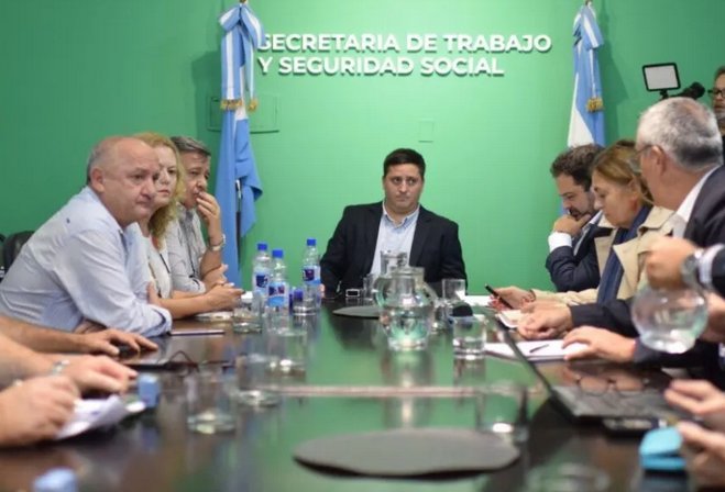 El gobierno y los gremios docentes se reunirán en audiencia de conciliación este lunes. El gobierno y los gremios docentes se reunirán en audiencia de conciliación este lunes.