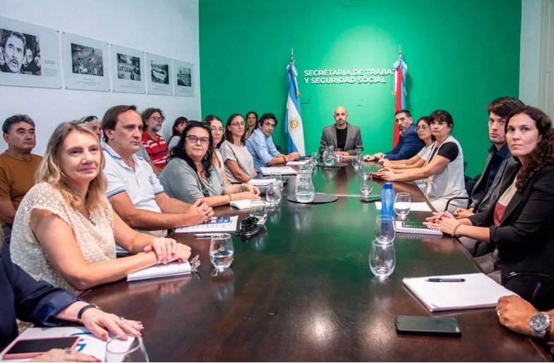 Docentes rechazaron la oferta del gobierno y anuncian un paro de 24 para este martes. Docentes rechazaron la oferta del gobierno y anuncian un paro de 24 para este martes.