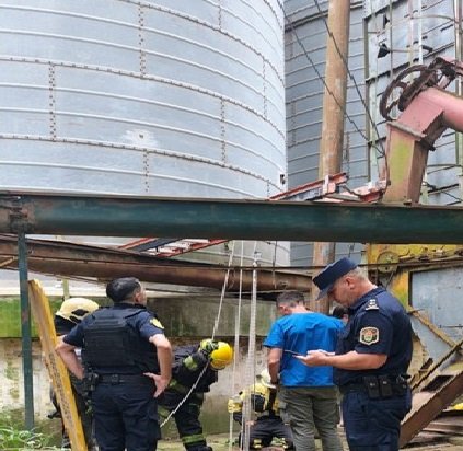 Un hombre cay贸 en un silo desde 4 mts de altura. Un hombre cay贸 en un silo desde 4 mts de altura.