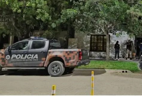 Tres detenidos tras allanamientos conjuntos entre Drogas Peligrosas y Prefectura en Villa Elisa Tres detenidos tras allanamientos conjuntos entre Drogas Peligrosas y Prefectura en Villa Elisa