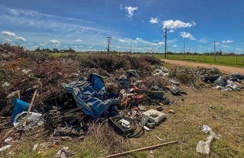 A varios dias de la tormenta las ramas y basura siguen acumuladas frente al predio del arroz. A varios dias de la tormenta las ramas y basura siguen acumuladas frente al predio del arroz.