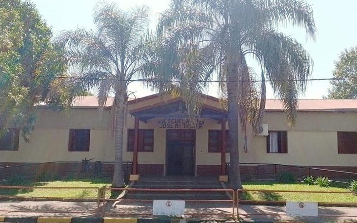 Un trabador cay贸 desde la escuela N潞 1y sufrio lesiones graves. Un trabador cay贸 desde la escuela N潞 1y sufrio lesiones graves.