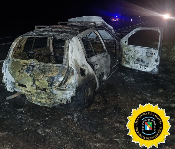 Un autom贸vil se incendi贸 por completo en el acceso General Campos. Un autom贸vil se incendi贸 por completo en el acceso General Campos.