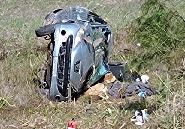 Una bebita perdió la vida al volcar el automóvil en el que viajaba. Una bebita perdió la vida al volcar el automóvil en el que viajaba.