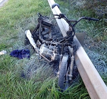 Detenido por resistencia a la autoridad e incendio de su moto. Detenido por resistencia a la autoridad e incendio de su moto.
