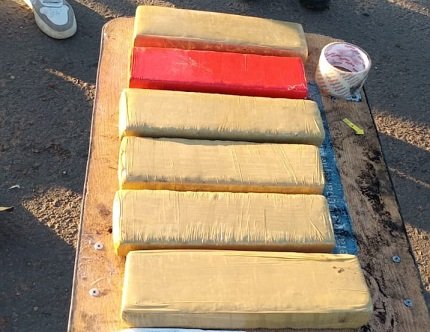 Secuestraron 8 kg de droga y dos personas quedaron aprehendidas. Secuestraron 8 kg de droga y dos personas quedaron aprehendidas.