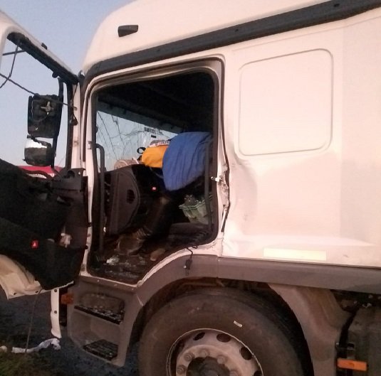 Chocaron dos camiones en la ruta 14, los bomberos rescataron a un conductor. Chocaron dos camiones en la ruta 14, los bomberos rescataron a un conductor.