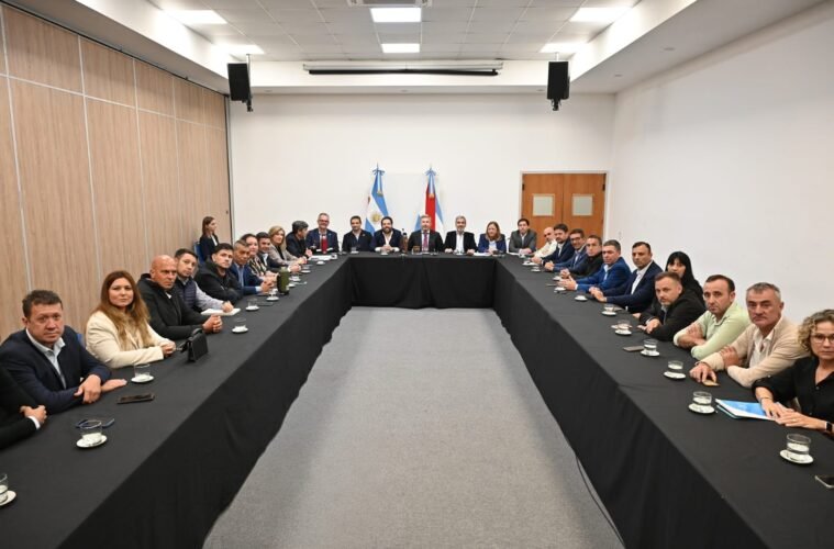 Los intendentes Justicialistas se reunieron con Frigerio por la fuerte ca铆da de los recursos. Los intendentes Justicialistas se reunieron con Frigerio por la fuerte ca铆da de los recursos.