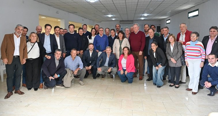 Jefes comunales de Juntos por el Cambio se reunieron con el gobernador. Jefes comunales de Juntos por el Cambio se reunieron con el gobernador.