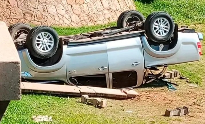 Est谩 grave uno de los ocupantes de la camioneta que despist贸 y cay贸 al vac铆o desde la costanera de Col贸n. Est谩 grave uno de los ocupantes de la camioneta que despist贸 y cay贸 al vac铆o desde la costanera de Col贸n.