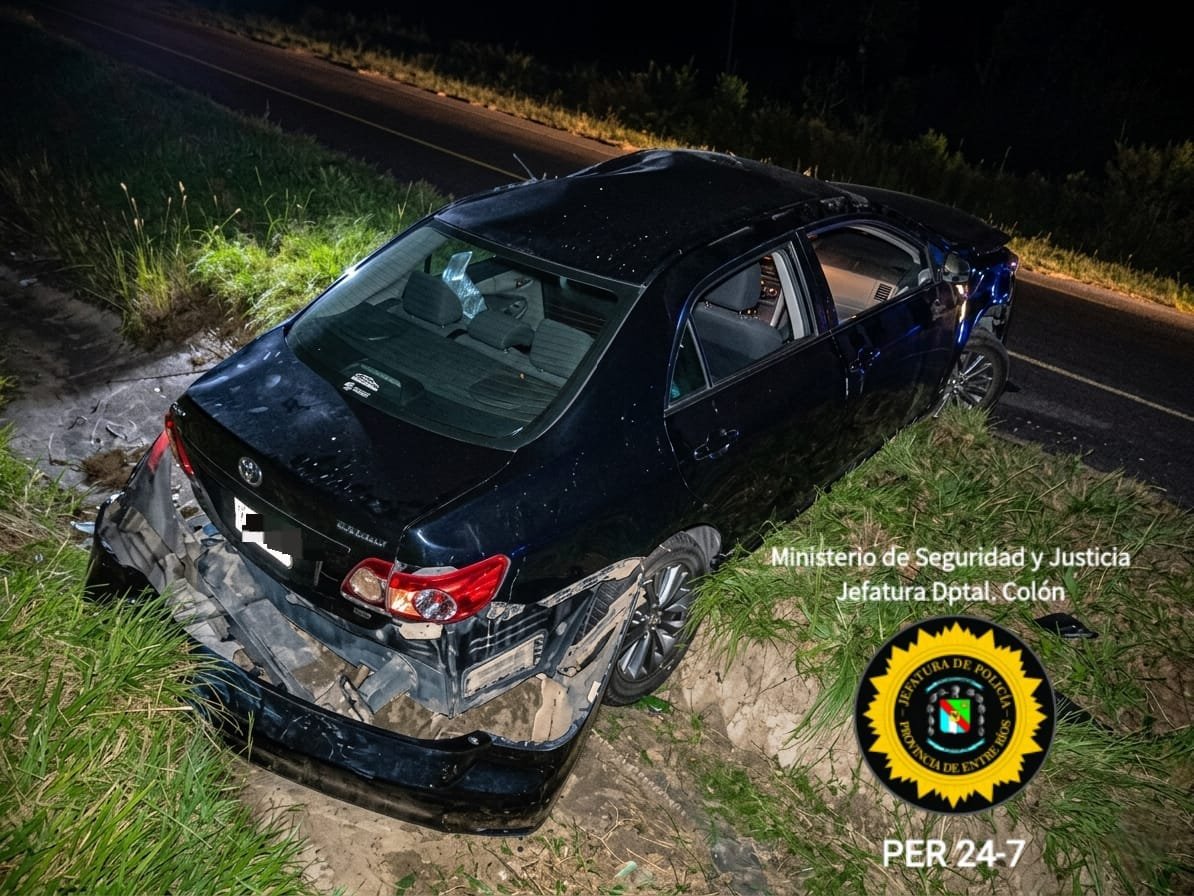 Un auto choc贸 contra el cantero central de Ruta Nacional 14 tras despistar. Un auto choc贸 contra el cantero central de Ruta Nacional 14 tras despistar.