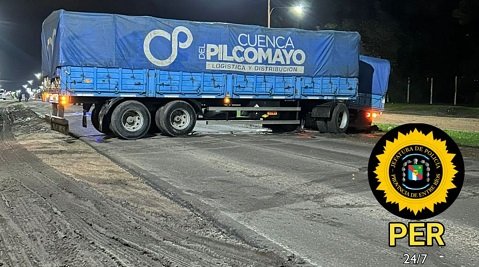 Un cami贸n qued贸 atascado en el acceso Este de nuestra ciudad e interrumpi贸 el transito. Un cami贸n qued贸 atascado en el acceso Este de nuestra ciudad e interrumpi贸 el transito.