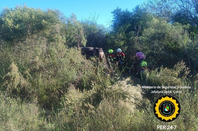Una camioneta volc贸 en un camino vecinal y su conductor result贸 con lesiones graves. Una camioneta volc贸 en un camino vecinal y su conductor result贸 con lesiones graves.