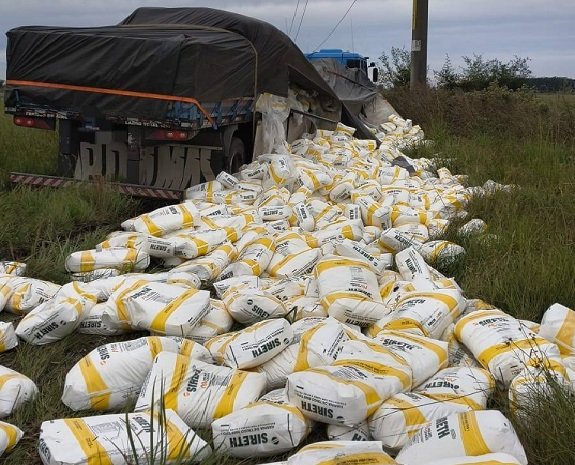 Un cami贸n despist贸 y volc贸 parte de su carga en ruta 18. Un cami贸n despist贸 y volc贸 parte de su carga en ruta 18.