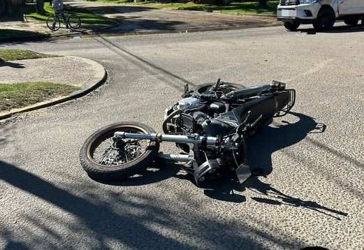 Una camioneta y una moto colisionaron en Av. de los Rusos y Belgrano. Una camioneta y una moto colisionaron en Av. de los Rusos y Belgrano.