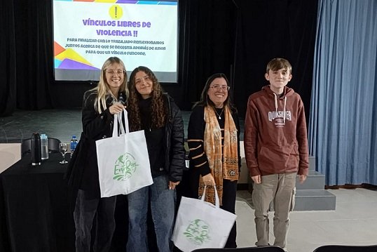 Adolescentes de San Salvador debatieron sobre amor rom谩ntico y violencia de g茅nero. Adolescentes de San Salvador debatieron sobre amor rom谩ntico y violencia de g茅nero.