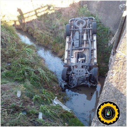 Una camioneta despisto y cayó desde un puente en ruta 130. Una camioneta despisto y cayó desde un puente en ruta 130.