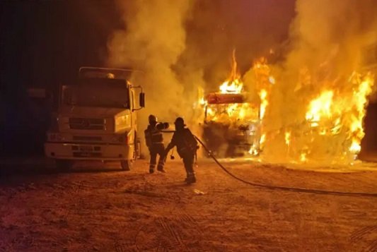 Dos camiones incendiados totalmente y un tercero con importantes da帽os. Dos camiones incendiados totalmente y un tercero con importantes da帽os.