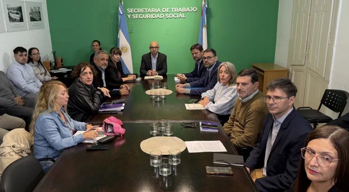 El gobierno ofreció un aumento salarial del 3,5% y los gremios pidieron mejorar la propuesta. El gobierno ofreció un aumento salarial del 3,5% y los gremios pidieron mejorar la propuesta.