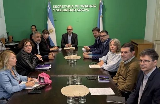 La provincia cerr贸 la paritaria estatal con un aumento remunerativo y liquidar谩 por decreto a los docentes. La provincia cerr贸 la paritaria estatal con un aumento remunerativo y liquidar谩 por decreto a los docentes.