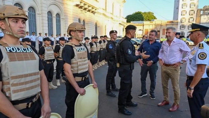 Tras la denuncia, el gobierno modific贸 el sistema y los polic铆as podr谩n hacer adicionales solo en d铆as franco. Tras la denuncia, el gobierno modific贸 el sistema y los polic铆as podr谩n hacer adicionales solo en d铆as franco.