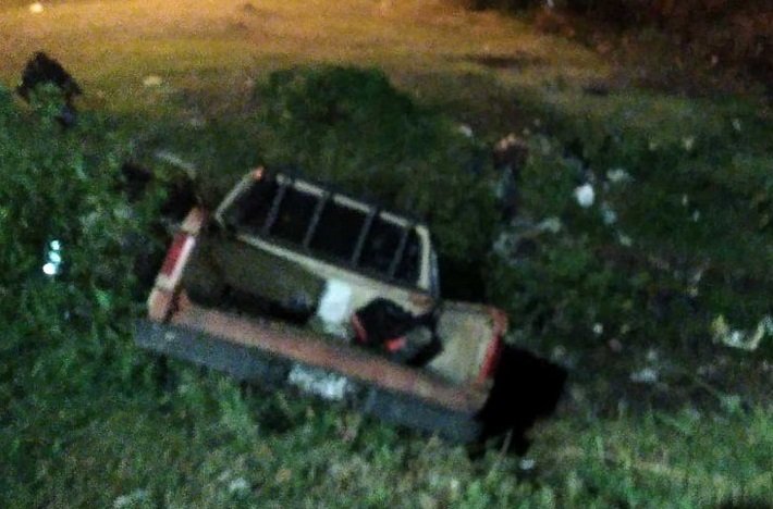 Una camioneta choco con la contención de un puente y cayó al vacio. Una camioneta choco con la contención de un puente y cayó al vacio.