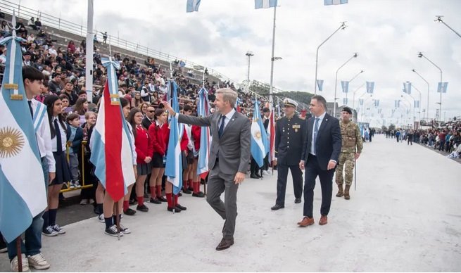 “Las transformaciones duraderas se construyen con diálogo”, afirmó Frigerio en el acto por el 25 de Mayo. “Las transformaciones duraderas se construyen con diálogo”, afirmó Frigerio en el acto por el 25 de Mayo.