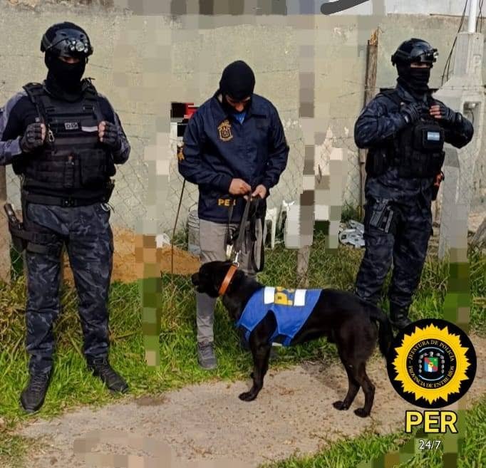 Narcomenudeo: secuestro de un vehículo, drogas y una mujer quedó detenida. Narcomenudeo: secuestro de un vehículo, drogas y una mujer quedó detenida.