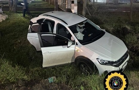 Una camioneta despisto, solo da帽os materiales. Una camioneta despisto, solo da帽os materiales.