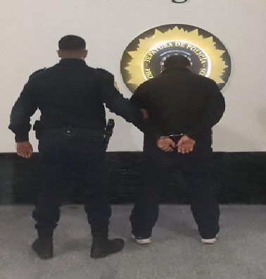 Villa Clara: una persona fue detenida por agredir a personal policial. Villa Clara: una persona fue detenida por agredir a personal policial.