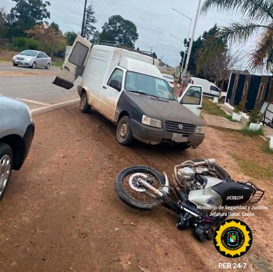 Un joven resulto con lesiones graves tras un choque entre una camioneta y una camioneta. Un joven resulto con lesiones graves tras un choque entre una camioneta y una camioneta.