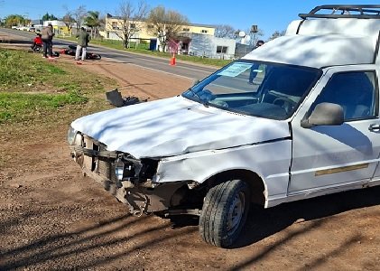 El choque entre una camioneta y una moto dejo una mujer con heridas graves. El choque entre una camioneta y una moto dejo una mujer con heridas graves.