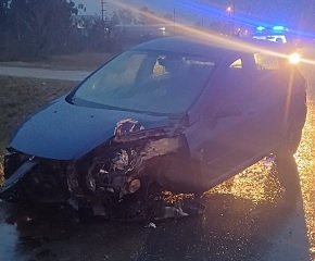 Un cami贸n y un autom贸vil chocaron en la autov铆a, solo da帽os materiales. Un cami贸n y un autom贸vil chocaron en la autov铆a, solo da帽os materiales.